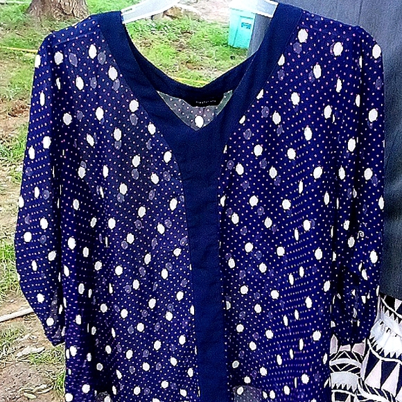 Women's shirts - Picture 1 of 2